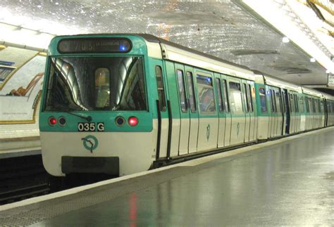 baise dans le rer|Baisée dans le métro parisien sur la ligne 15